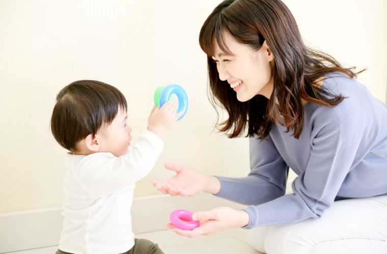 おもちゃで遊ぶ赤ちゃんとママ