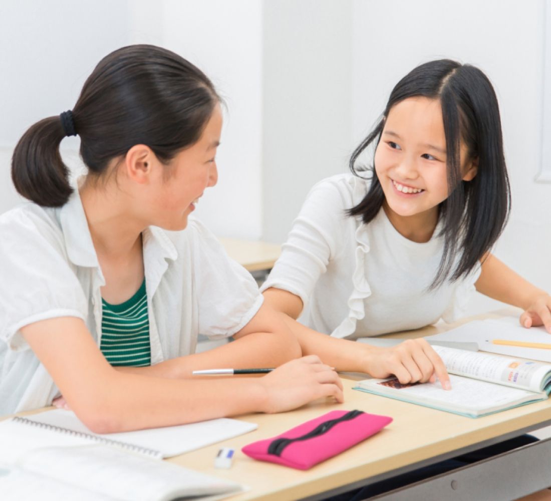 机で一緒に学ぶ生徒たち